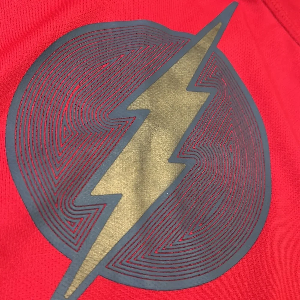 DC Comics ‘The Flash’ Boys 6/7  shirt with cool front logo shirt. 100% polyester